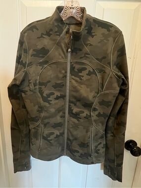 🍋VGUC Lululemon Forme Jacket *Cuffins - Savasana Camo 20cm Fatigue Green - Sz 10